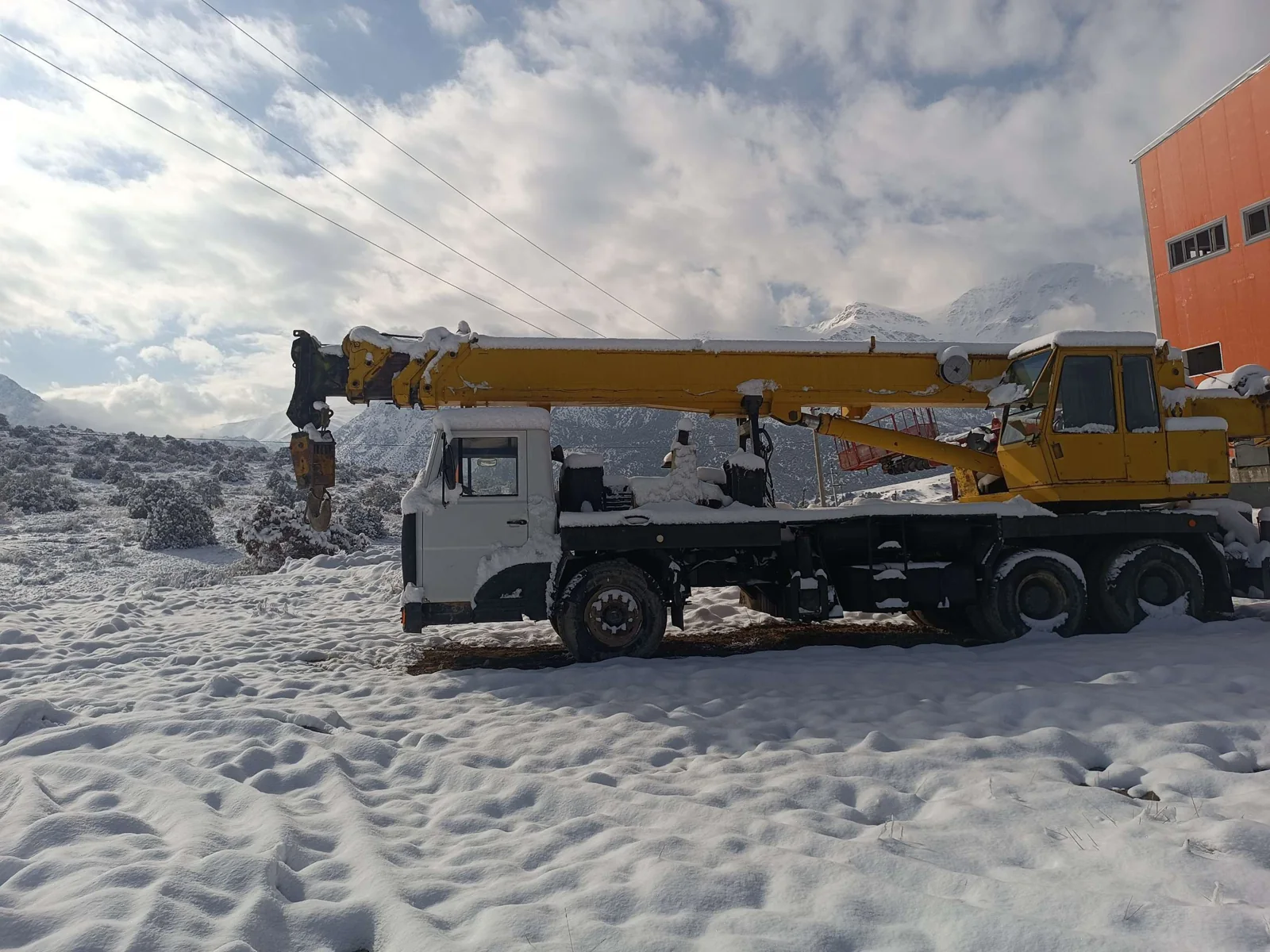 Mobile crane on an installation site